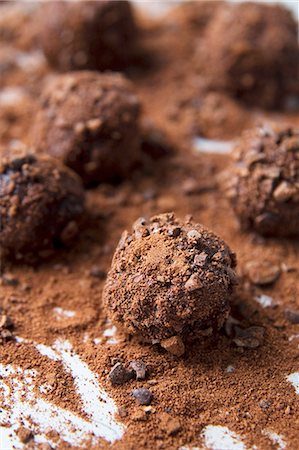 simsearch:841-06805239,k - Truffles with cocoa nibs Stock Photo - Premium Royalty-Free, Code: 659-07598653