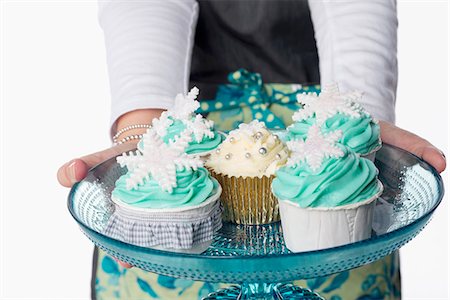 simsearch:659-06903190,k - Hands holding a tray of cupcakes decorated for Christmas Stock Photo - Premium Royalty-Free, Code: 659-07598671