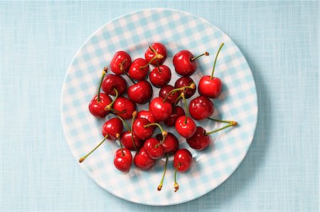 simsearch:659-07597339,k - Fresh cherries on a checked plate Stock Photo - Premium Royalty-Free, Code: 659-07598689