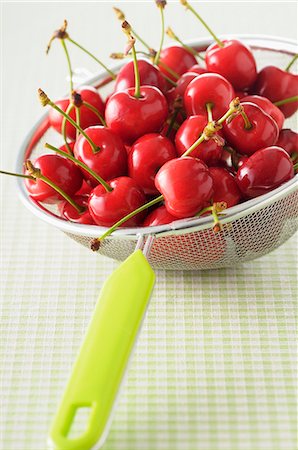simsearch:659-07597339,k - Fresh cherries in a sieve Stock Photo - Premium Royalty-Free, Code: 659-07598730