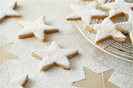 stars on white background - Star-shaped biscuits dusted with icing sugar for Christmas Stock Photo - Premium Royalty-Free, Code: 659-07598820