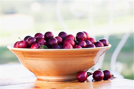 simsearch:659-07597339,k - Lots of cherry plums in a bowl on a table in the garden Stock Photo - Premium Royalty-Free, Code: 659-07598846
