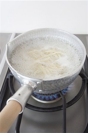 Soba noodles in boiling water (Japan) Foto de stock - Sin royalties Premium, Código: 659-07598867