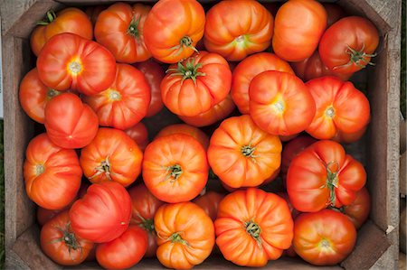 simsearch:659-06187957,k - Lots of beef tomatoes in a crate (view from above) Photographie de stock - Premium Libres de Droits, Code: 659-07598980