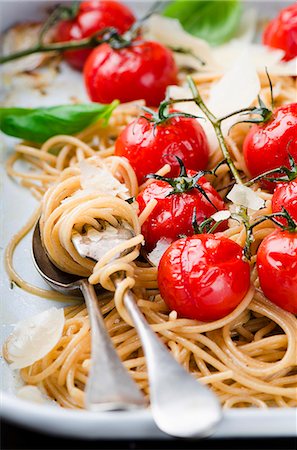 simsearch:659-08940768,k - Whole wheat spaghetti with cherry tomatoes and parmesan (close up) Stock Photo - Premium Royalty-Free, Code: 659-07599087