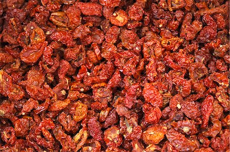 simsearch:659-06187957,k - Lots of dried tomatoes (fills the screen) Photographie de stock - Premium Libres de Droits, Code: 659-07599116