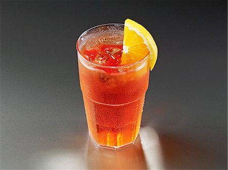 simsearch:659-06495307,k - A glass of iced tea with lemon Stock Photo - Premium Royalty-Free, Code: 659-07599323