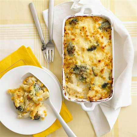 sopra - Pasta bake with sweetcorn, broccoli and cheese Fotografie stock - Premium Royalty-Free, Codice: 659-07599359