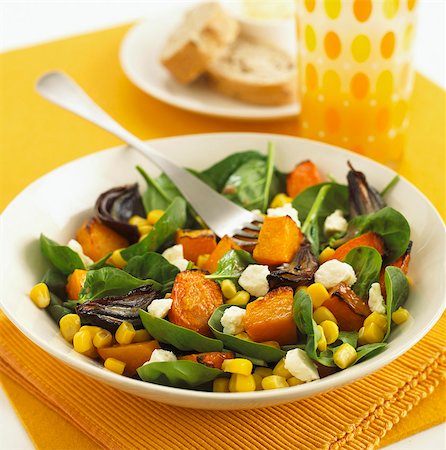 squash (vegetable) - Salad with roasted diced squash, lamb's lettuce, sweetcorn and feta Foto de stock - Sin royalties Premium, Código: 659-07599361