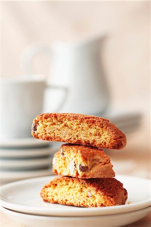 Stacked Biscotti on a White Plate Foto de stock - Sin royalties Premium, Código: 659-07609566