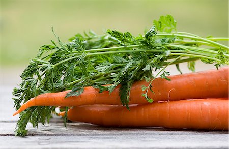 Fresh carrots with tops Photographie de stock - Premium Libres de Droits, Code: 659-07609605