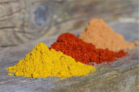 Three mounds of different spices Stock Photo - Premium Royalty-Free, Code: 659-07609769