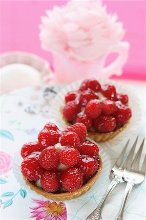 simsearch:659-06901837,k - Two strawberry tartlets and cake forks on a floral tablecloth Stock Photo - Premium Royalty-Free, Code: 659-07609852