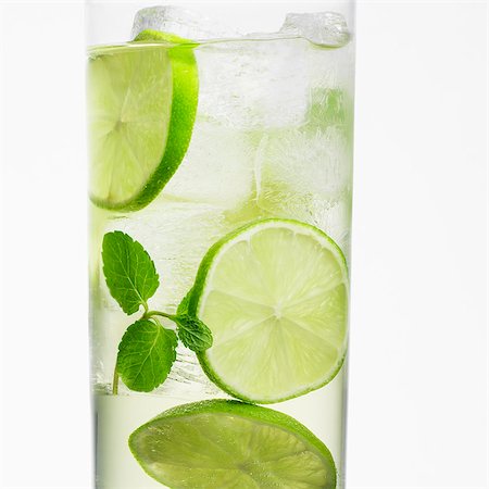 A Hugo cocktail with limes and mint Photographie de stock - Premium Libres de Droits, Code: 659-07609974