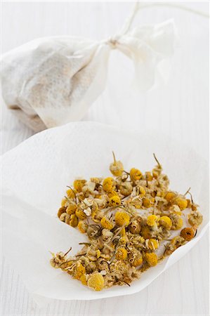 seco - Client camomile flowers in teabags, one open and one tied Foto de stock - Sin royalties Premium, Código: 659-07610039