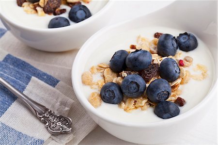 Natural yogurt with cereals and blueberries in a muesli bowl Stock Photo - Premium Royalty-Free, Code: 659-07610044