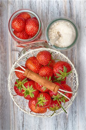 strawberries - Strawberries and sugar Stock Photo - Premium Royalty-Free, Code: 659-07610076