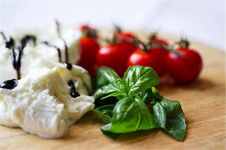 Tomatoes, mozzarella and basil Stock Photo - Premium Royalty-Free, Code: 659-07610081