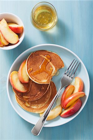 simsearch:659-01850806,k - Pancakes with caramelised apples and honey Stock Photo - Premium Royalty-Free, Code: 659-07610214