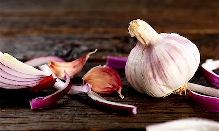 A red onion and garlic on a wooden surface Stock Photo - Premium Royalty-Free, Code: 659-07610252