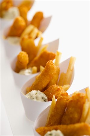 Fish and chips in paper cones Foto de stock - Sin royalties Premium, Código: 659-07610268