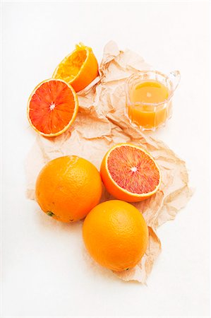 sicilia - Sicilian half blood oranges: whole, halved and juiced Stock Photo - Premium Royalty-Free, Code: 659-07610351