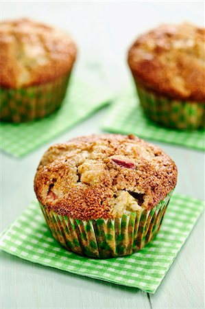 Rhubarb muffins with walnuts Foto de stock - Sin royalties Premium, Código: 659-07738681