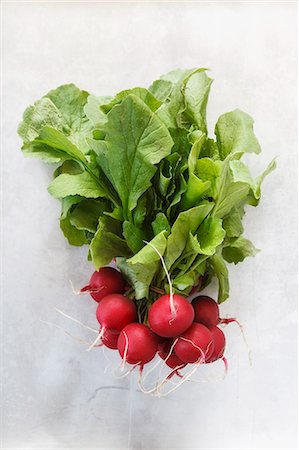 A bunch of fresh radishes Stock Photo - Premium Royalty-Free, Code: 659-07739380