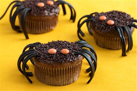 spider - Chocolate spider cupcakes made with liquorice and chocolate beans for Halloween Stock Photo - Premium Royalty-Free, Code: 659-07739391