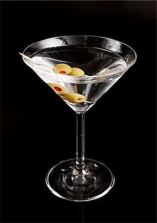 simsearch:659-01850296,k - A martini against a black background Stock Photo - Premium Royalty-Free, Code: 659-07739483
