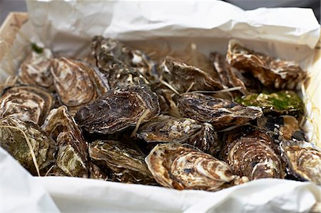 food in containers - A crate of fresh oysters Stock Photo - Premium Royalty-Free, Code: 659-07739574