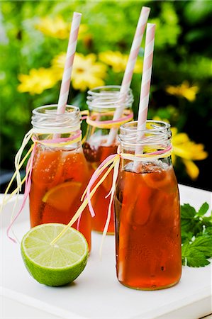 simsearch:659-06495307,k - Three small bottles of iced tea with lime and peppermint on a tray Stock Photo - Premium Royalty-Free, Code: 659-07739832