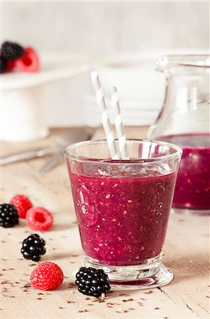 A raspberry and blackberry smoothie Photographie de stock - Premium Libres de Droits, Code: 659-07739910