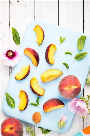 simsearch:659-06373112,k - Peaches, whole and sliced, on a chopping board Stock Photo - Premium Royalty-Free, Code: 659-07958368