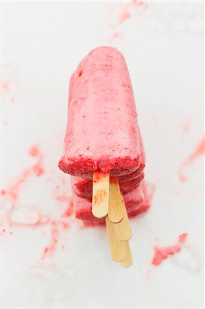sweet   no people - A stack of strawberry ice cream sticks Stock Photo - Premium Royalty-Free, Code: 659-07958413