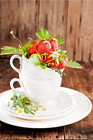 simsearch:659-06901837,k - Strawberries with flowers and leaves in a cup Stock Photo - Premium Royalty-Free, Code: 659-07958478
