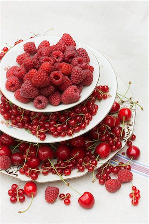 simsearch:659-06373112,k - Red berries and cherries on a cake stand Stock Photo - Premium Royalty-Free, Code: 659-07958514