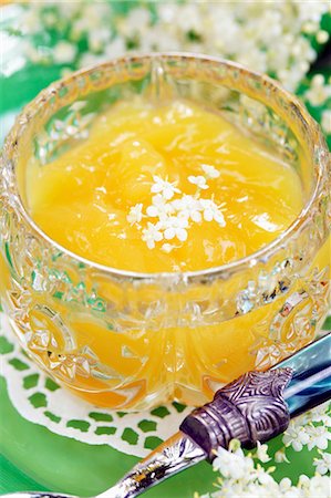 Lemon curd with elderflowers in a crystal bowl Stock Photo - Premium Royalty-Free, Code: 659-07958526