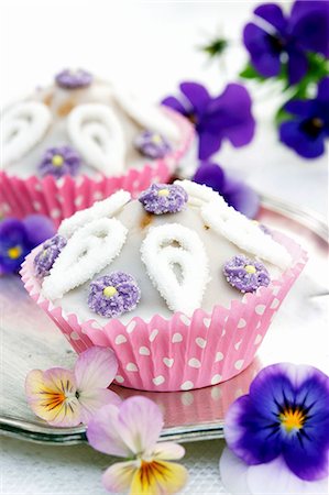 simsearch:659-06901837,k - Cupcakes with sugar flowers and tufted pansies on a silver tray Stock Photo - Premium Royalty-Free, Code: 659-07958527