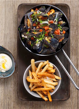 Mussels in a vegetable and herb broth served with fries and aioli Stock Photo - Premium Royalty-Free, Code: 659-07958660