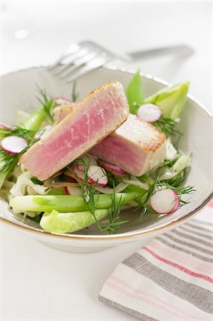 seafood - Tuna steak on a bed of salad with radishes and dill Foto de stock - Sin royalties Premium, Código: 659-07958662