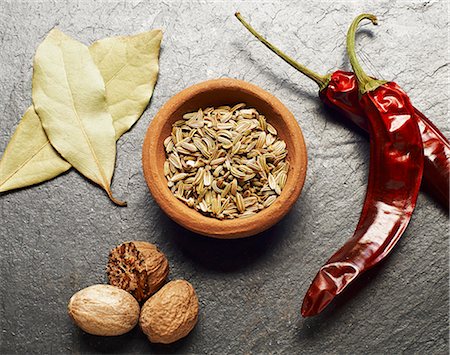 simsearch:659-06373046,k - Fennel seeds, bay leaves, nutmeg and dried chilli peppers Stock Photo - Premium Royalty-Free, Code: 659-07958762