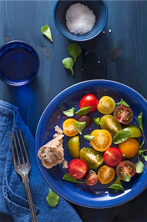 simsearch:659-06373046,k - A colourful tomato salad with a chunk of bread an basil leaves Stock Photo - Premium Royalty-Free, Code: 659-07958965