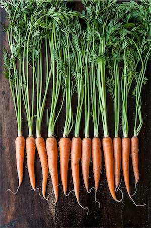 simsearch:659-08419643,k - A row of carrots on a wooden surface Stock Photo - Premium Royalty-Free, Code: 659-07959018