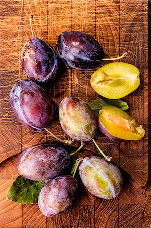 simsearch:659-06373112,k - Fresh plums on a wooden board (seen from above) Stock Photo - Premium Royalty-Free, Code: 659-07959219