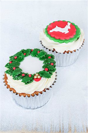 simsearch:6113-07790394,k - Lemon and chocolate cupcakes decorated with a wreath of holly and a reindeer Stock Photo - Premium Royalty-Free, Code: 659-07959329