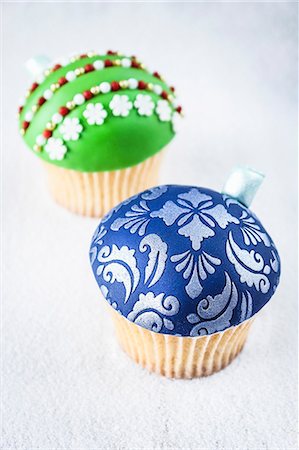 simsearch:6113-07790394,k - Two Christmas bauble cupcakes Stock Photo - Premium Royalty-Free, Code: 659-07959321