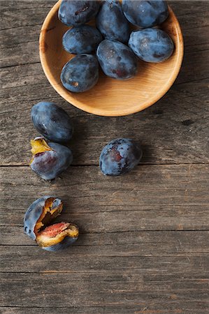 simsearch:659-06373112,k - Fresh plums in a wooden bowl and next to it Stock Photo - Premium Royalty-Free, Code: 659-07959480