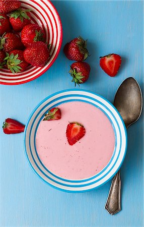 simsearch:659-07069181,k - Strawberry cream and fresh strawberries Stock Photo - Premium Royalty-Free, Code: 659-07959537
