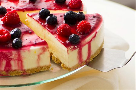 simsearch:659-06185283,k - Berry cheesecake, sliced (close-up) Stock Photo - Premium Royalty-Free, Code: 659-07959532